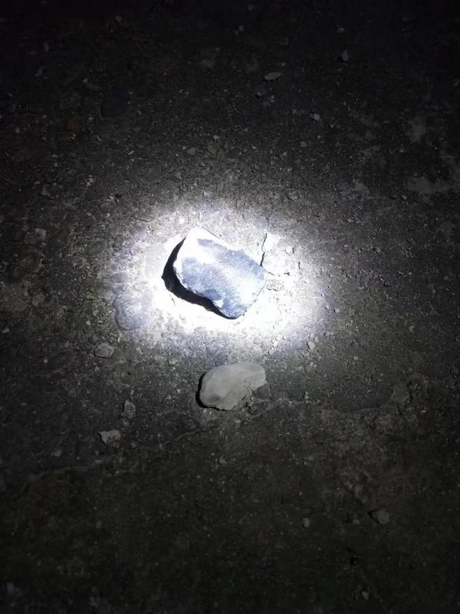 村民捡到陨石怕辐射_梦见捡到陨石坠落_捡到陨石归谁