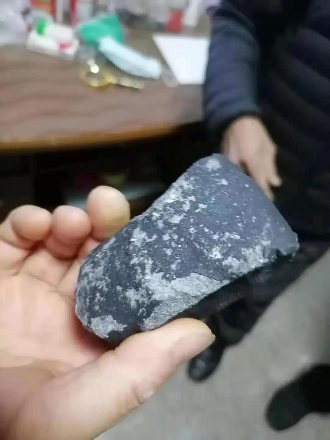 梦见捡到陨石坠落_捡到陨石归谁_村民捡到陨石怕辐射