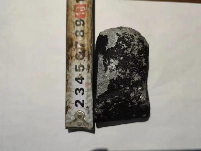 梦见捡到陨石坠落_捡到陨石归谁_村民捡到陨石怕辐射