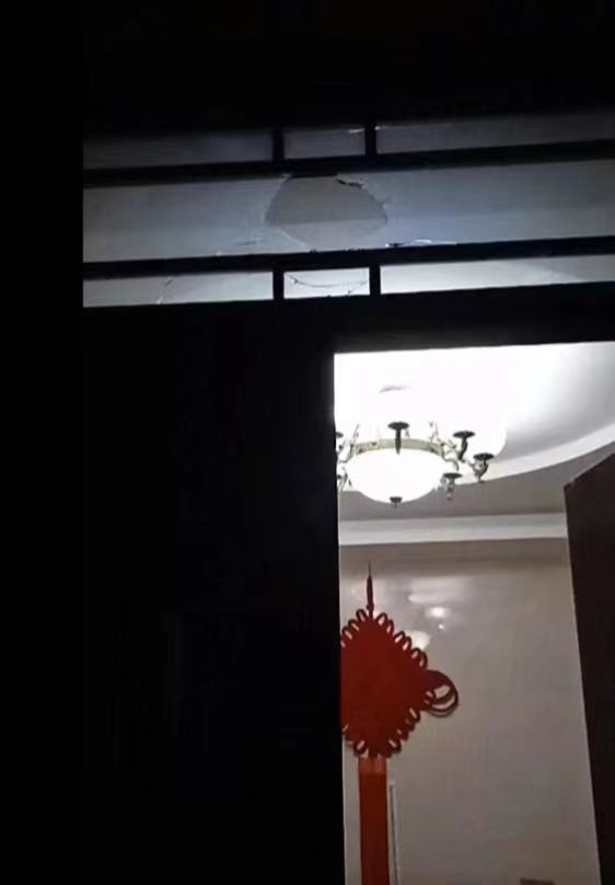 村民捡到陨石怕辐射_捡到陨石归谁_梦见捡到陨石坠落