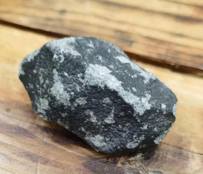 村民捡到陨石怕辐射_捡到陨石归谁_梦见捡到陨石坠落