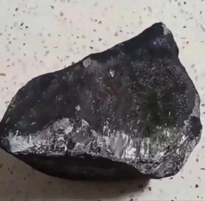 捡到陨石归谁_梦见捡到陨石坠落_村民捡到陨石怕辐射