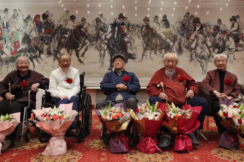 第三、四套人民币设计者侯一民去世_第四套人民币名币钞王_人民日报报道维卡币