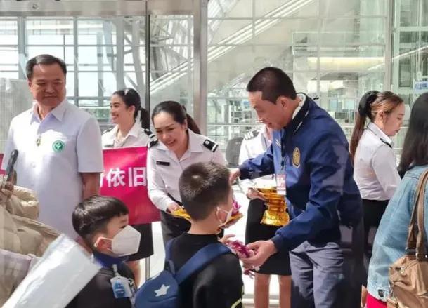 澳门今年入境游客比去年增加两层_入境韩国被关小黑屋？亲历游客讲述_2014国庆节假日入境游客数