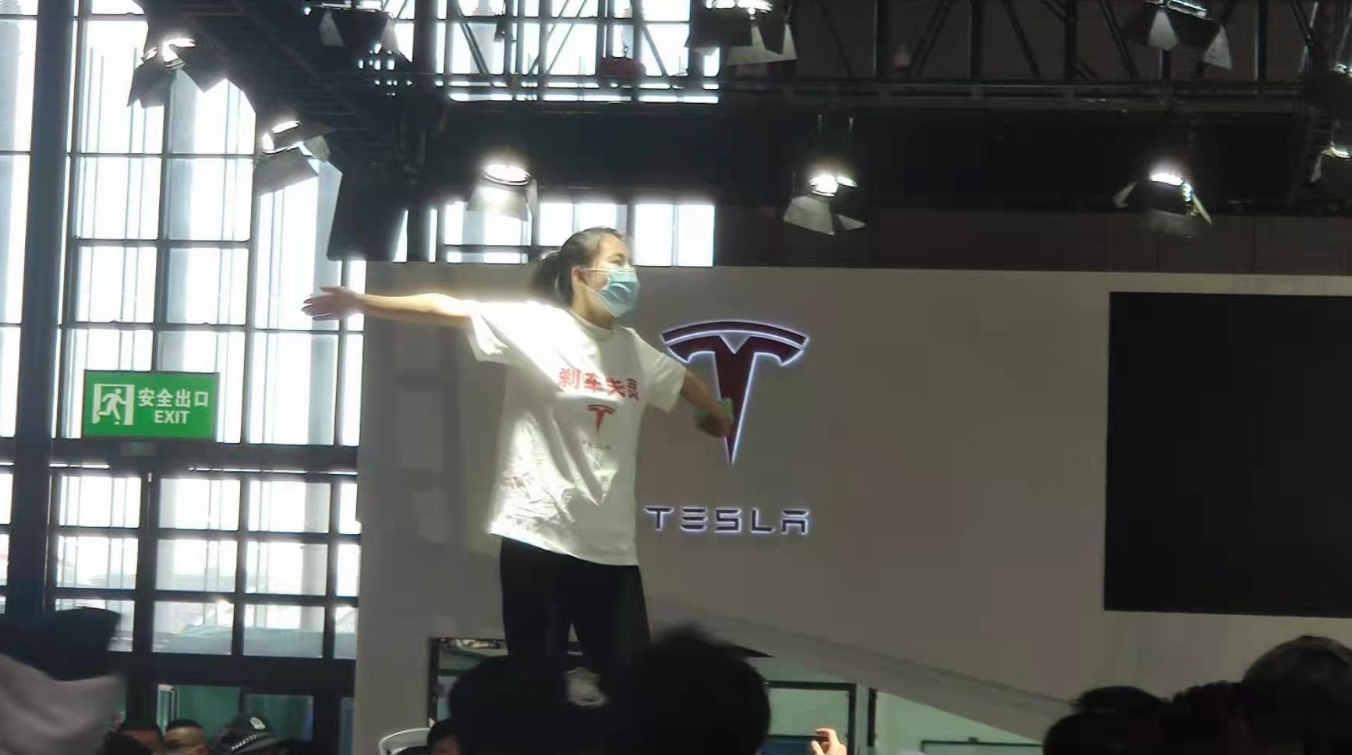 特斯拉首次回应model y降价_两起特斯拉自燃官方回应_3天内获3万辆汽车订单？特斯拉回应