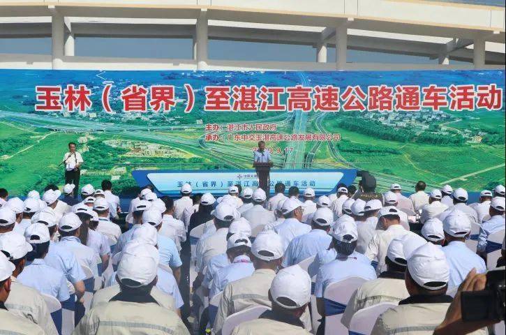 歼20服役引全球热议_广东“索马里高速”引热议 61人被抓_泰国军人与裸女共舞视频 引众人热议