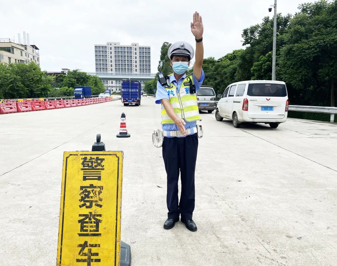 广东“索马里高速”引热议 61人被抓_歼20服役引全球热议_泰国军人与裸女共舞视频 引众人热议