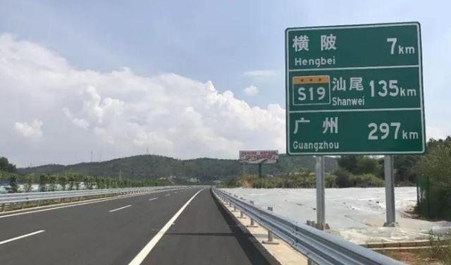 广东“索马里高速”引热议 61人被抓_歼20服役引全球热议_泰国军人与裸女共舞视频 引众人热议