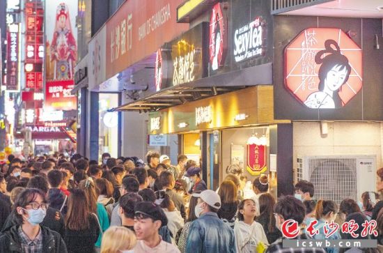 两游客遭老虎袭击 只因游客不听劝告私自下车闯大祸_神吐槽吐槽_长沙游客吐槽