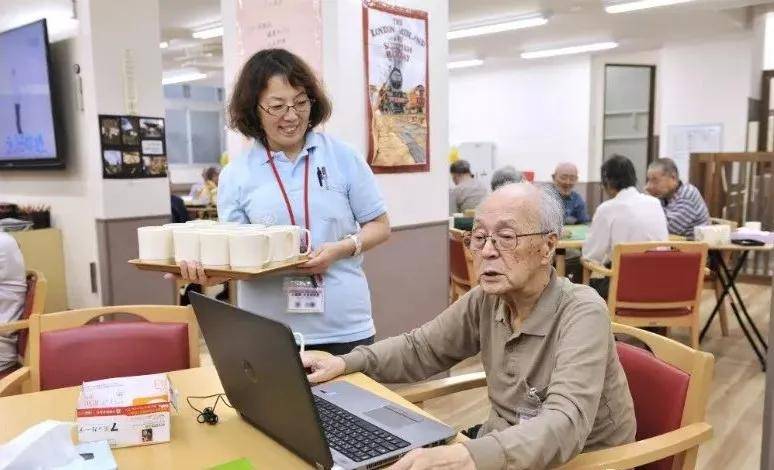 山中留客山中主人的形象_老人抱团养老15年后捐楼_山中抱团养老十年