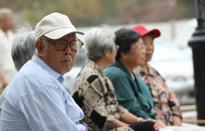 山中留客山中主人的形象_山中抱团养老十年_老人抱团养老15年后捐楼