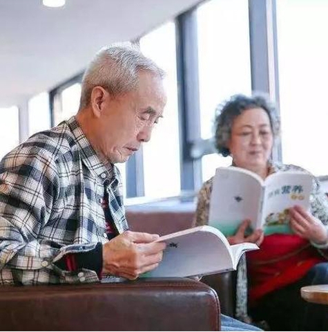 山中抱团养老十年_山中留客山中主人的形象_老人抱团养老15年后捐楼