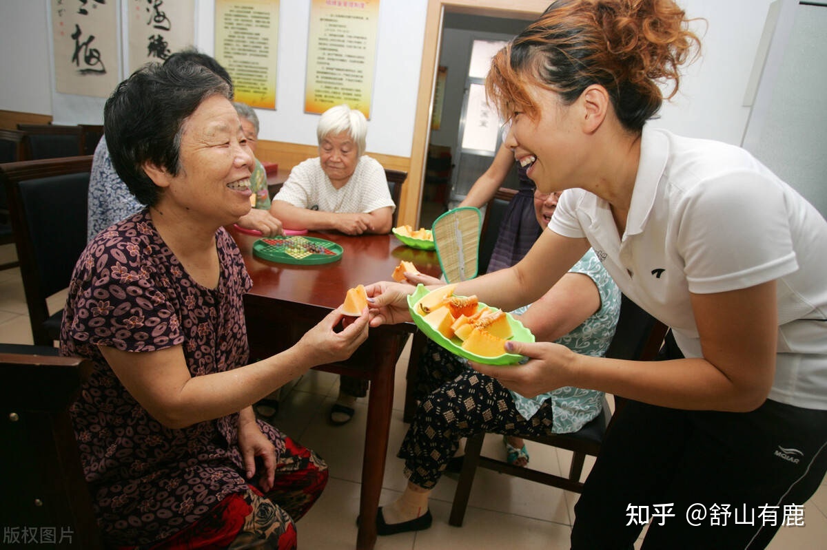 山中抱团养老十年_抱团养老新模式_十年后的人工智能养老机器人