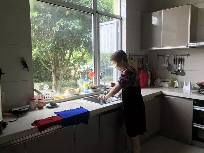 抱团养老新模式_山中抱团养老十年_十年后的人工智能养老机器人