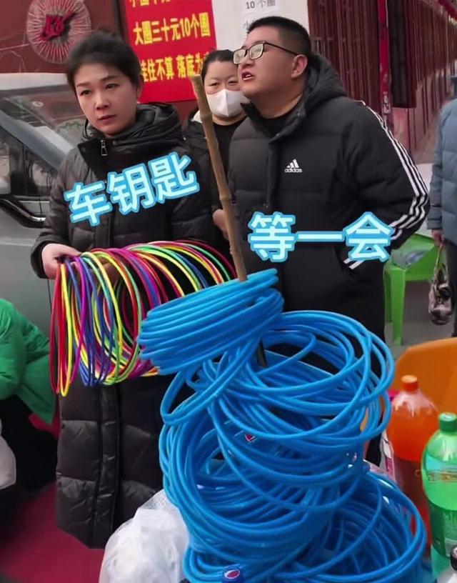 批发套圈惯性玩具汽车_男子花两千元套圈 套中两台汽车_男子花18元买鸡蛋砸奔驰赔2万
