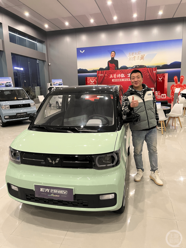 男子花两千元套圈 套中两台汽车 网友认出是网红圈王