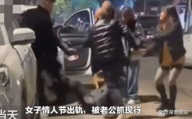 出轨被发现街头打架_美女街头打架_街头女的打架
