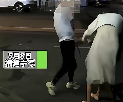 美女街头打架_街头女的打架_出轨被发现街头打架