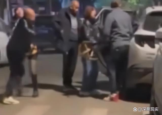 街头女的打架_美女街头打架_出轨被发现街头打架