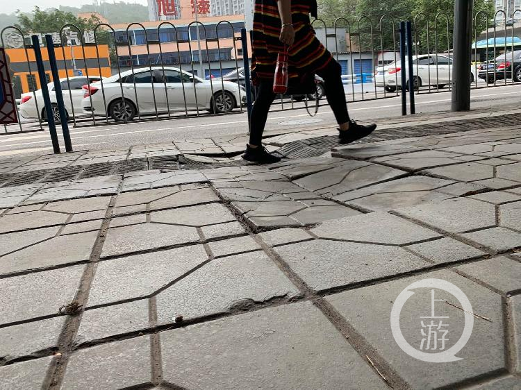 客厅地砖走双边效果图_老人撬走人行道地砖_f0媳妇被宝马撬走