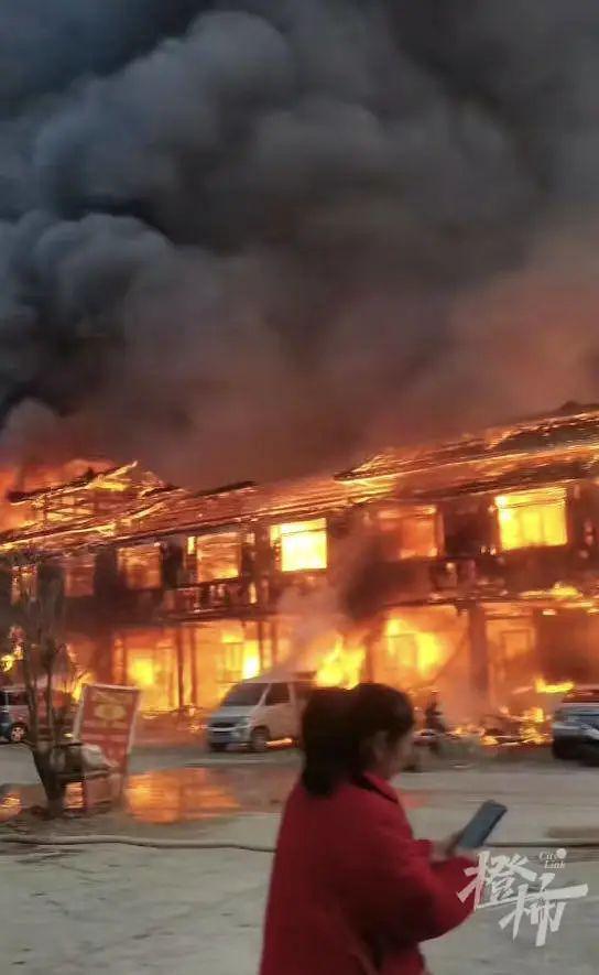 哈尔滨突发大火_广西著名景区三江布央突发大火_沧州市场突发大火原因