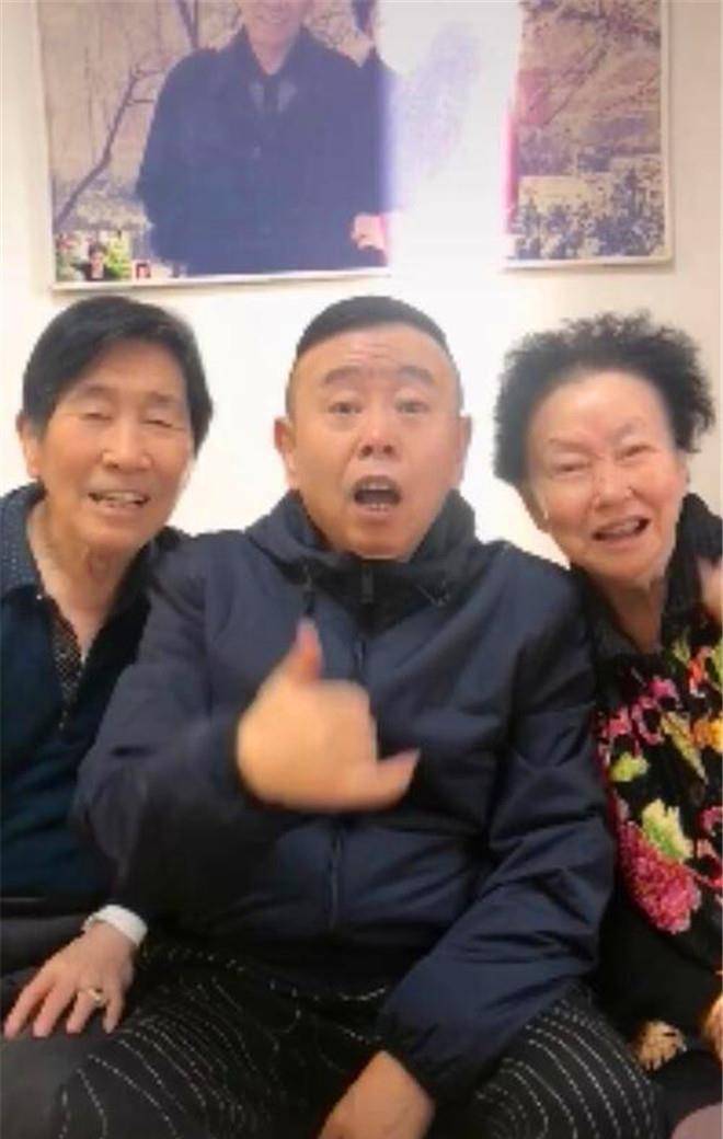 潘长江否认移民美国_美国将美国账户信息 移民_倪萍晒护照否认移民