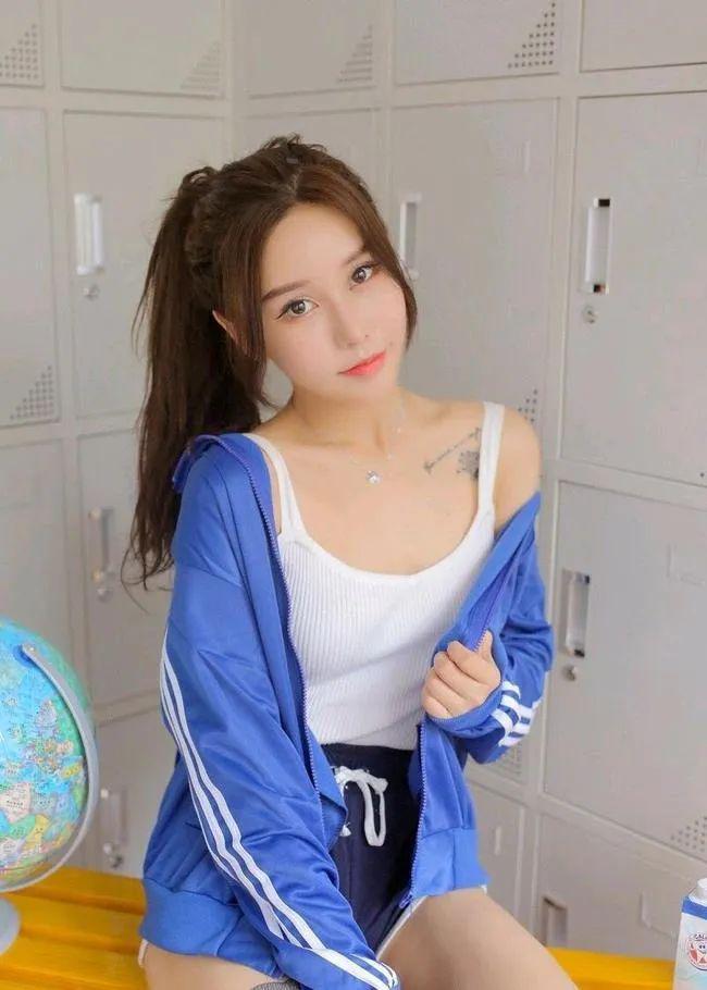 女主播更衣门百度云盘_女丽网更衣室里换衣服_女更衣室被装监控