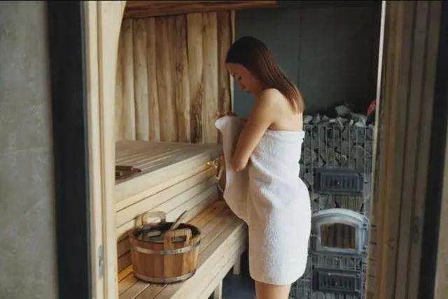 女主播更衣门百度云盘_女丽网更衣室里换衣服_女更衣室被装监控