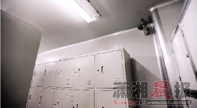 女更衣室被装监控_偷拍女更衣_女主播更衣门百度云盘