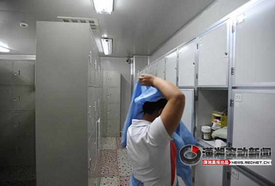 偷拍女更衣_女主播更衣门百度云盘_女更衣室被装监控