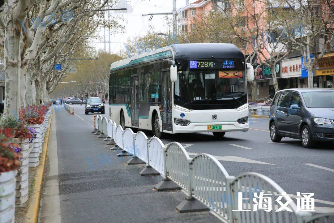 上海一公交车坠河_神秘女子驾豪车坠河_坠湖公交受伤15人一对一专班救治