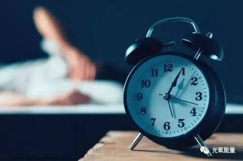 每天最佳睡眠是几小时_8小时睡眠论或为错_睡眠时间短4小时就醒了