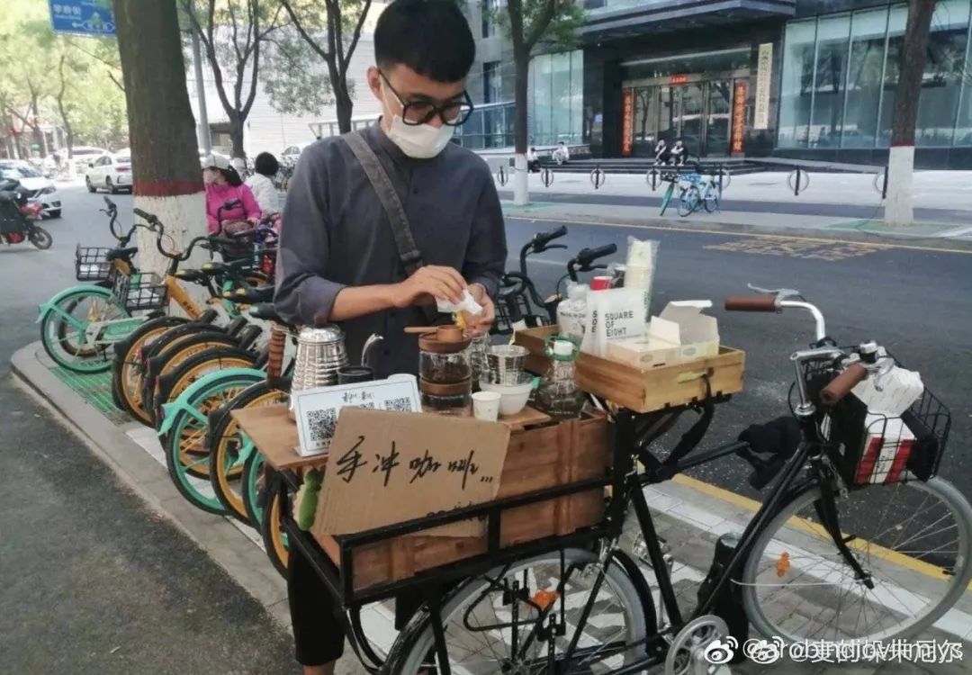 吸引年轻人的地摊游戏_年轻人的地摊故事_人应该趁着年轻去流浪