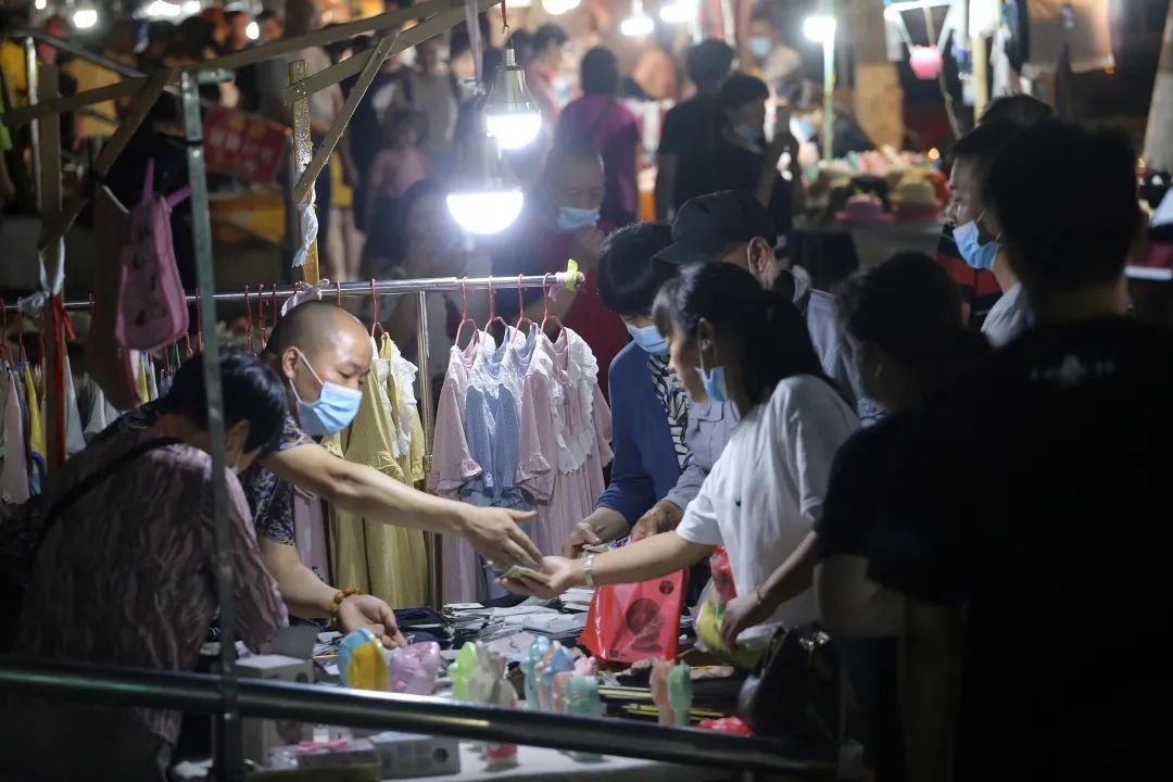 人应该趁着年轻去流浪_吸引年轻人的地摊游戏_年轻人的地摊故事