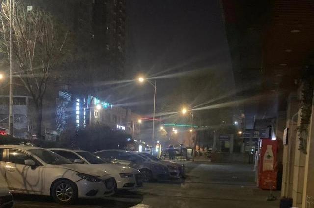 知情人称坠楼砸死男童者从29层坠落_女生勇接坠楼男童_妈妈下楼取快递男童从14层坠落