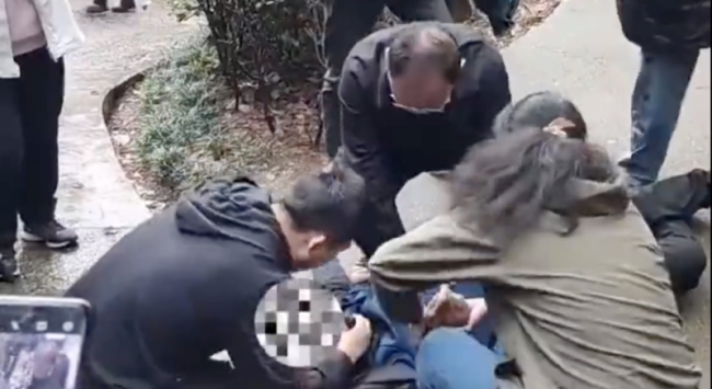 医生在湖南培训顺手救人：老人呼吸心跳骤停！