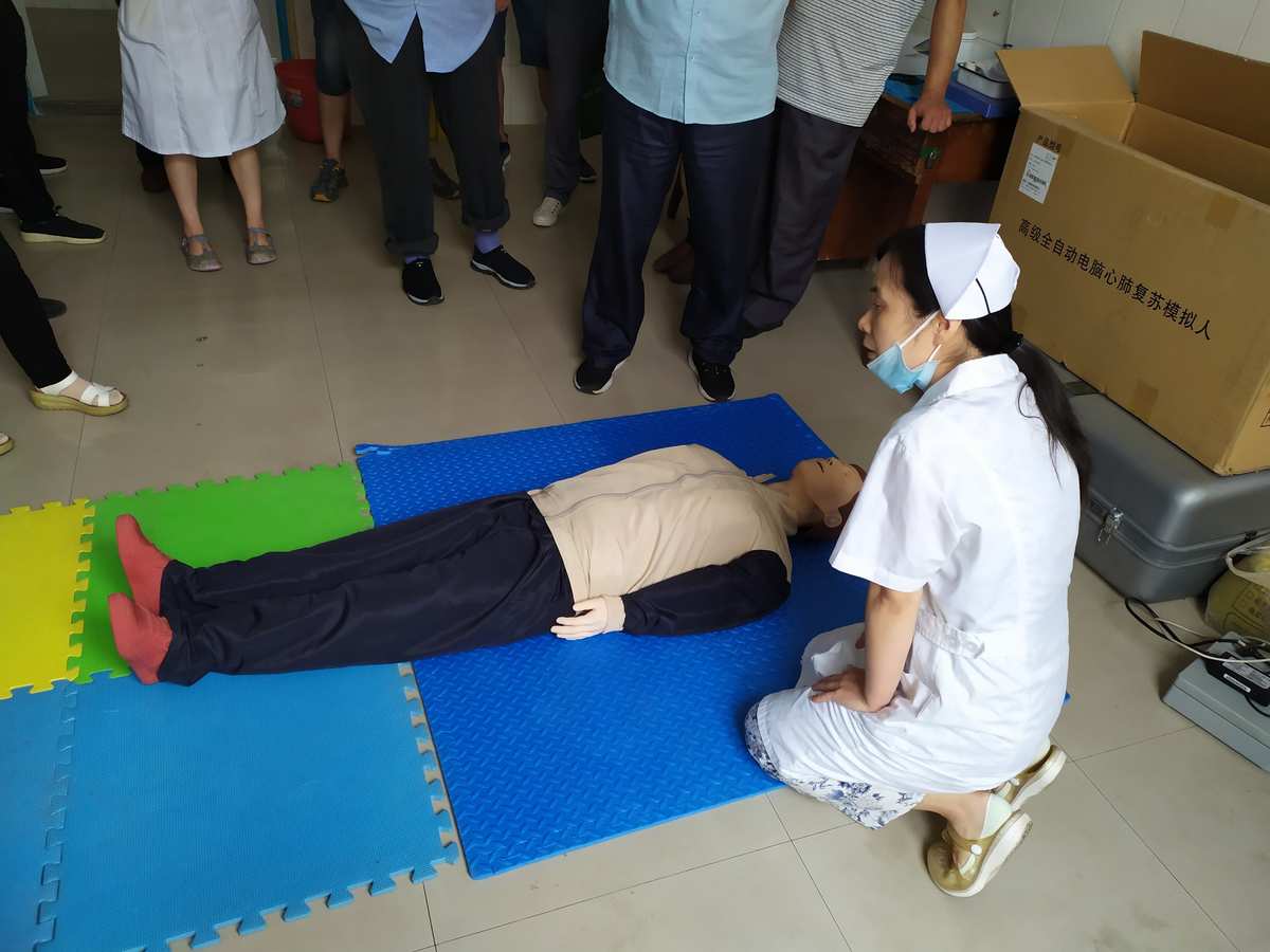 医生培训顺手救人_战地2医生怎么救人_医生救人剪衣服