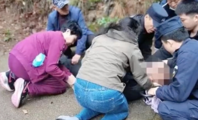 医生在湖南培训顺手救人：老人呼吸心跳骤停！