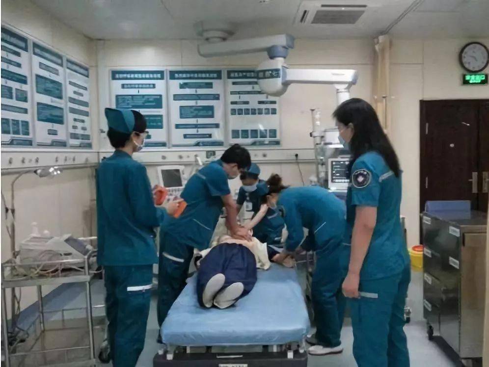 医生培训顺手救人_医生旅途中救人_医生救人剪衣服