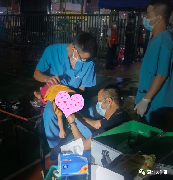 医生培训顺手救人_医生救人剪衣服_医生旅途中救人