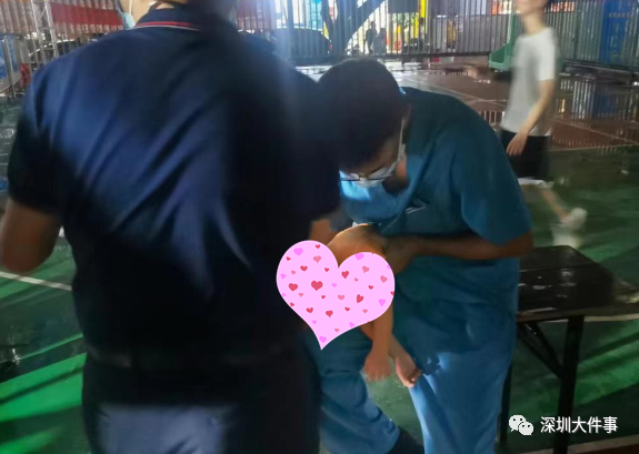 医生救人剪衣服_医生培训顺手救人_医生旅途中救人