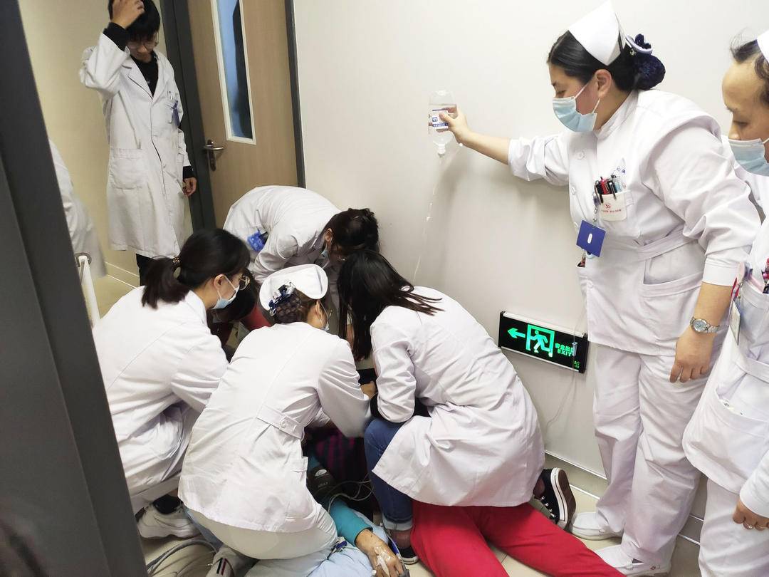 医生救人剪衣服_医生培训顺手救人_医生旅途中救人