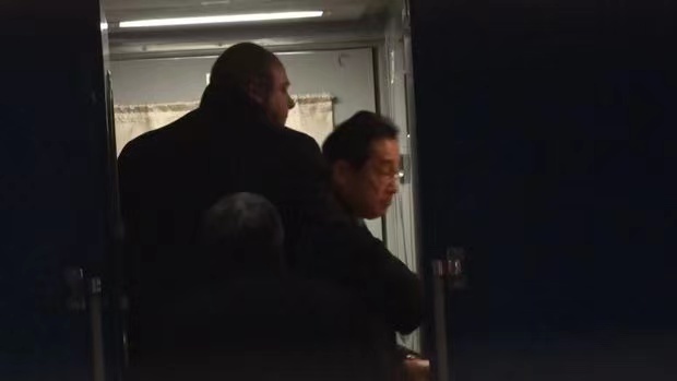 王维访吕逸人不遇_外交部回应莫迪突访中印边境地区_三国领导人突访乌克兰