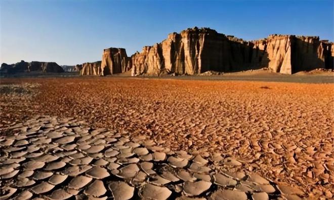罗布泊水上雅丹奇景_冷湖雅丹和敦煌雅丹_罗布泊雅丹