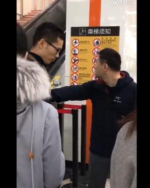 上海地铁内男子耍刀玩 怎么过的安检_陶瓷刀可以过安检吗_水乳可以过地铁安检吗