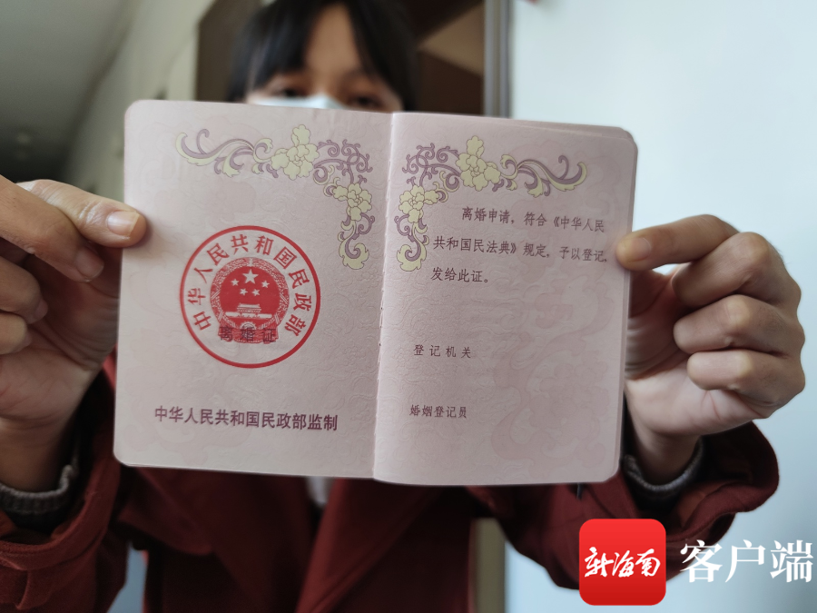 男子晒9本结婚证_男子晒照炫耀猎捕_学历姐pk晒证女