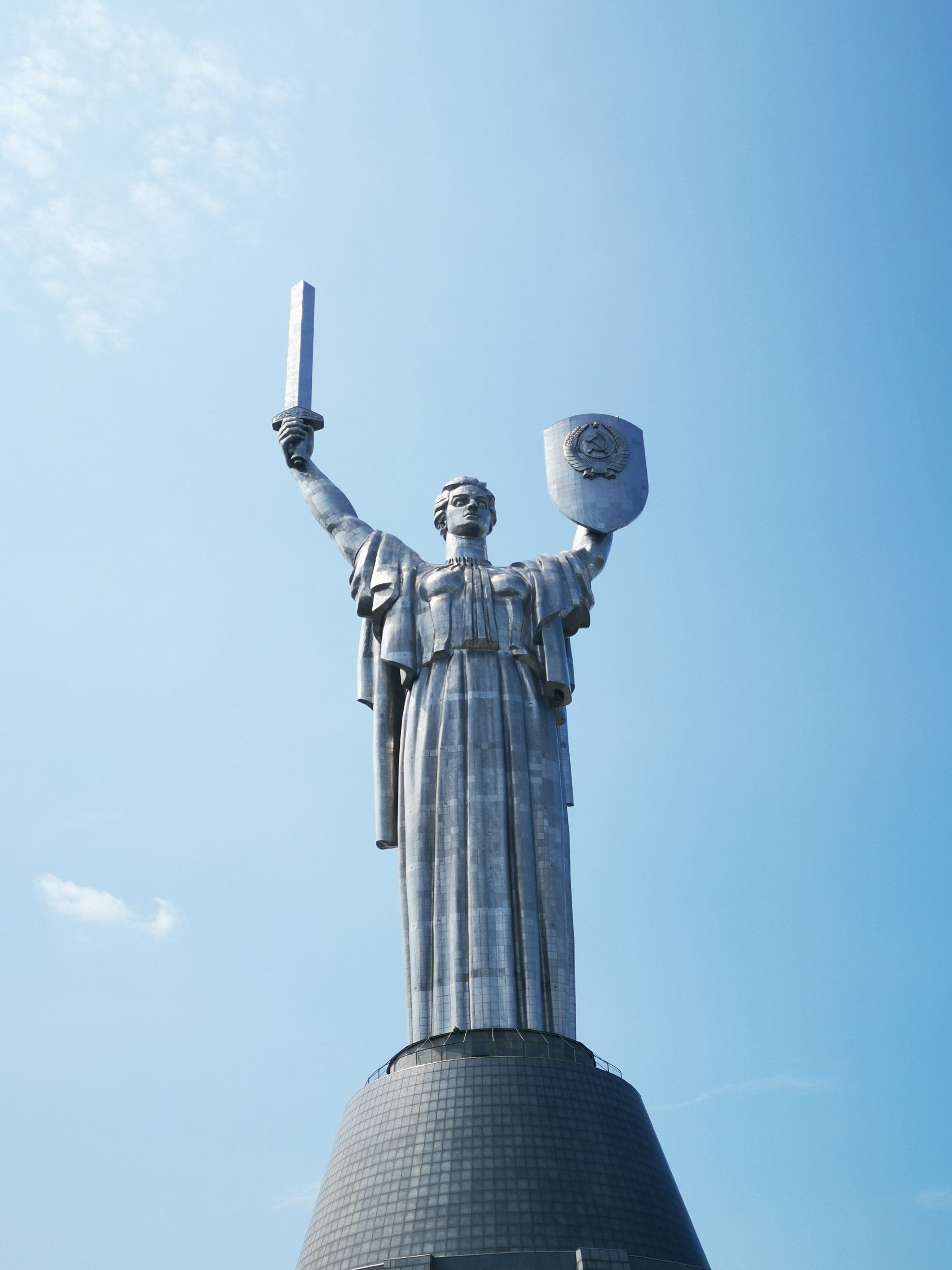 俄官员将记者抱摔在地_世界新闻报窃听丑闻最先披露记者在家中身亡 新京报_俄战地记者被炸身亡