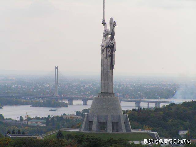 俄官员将记者抱摔在地_俄战地记者被炸身亡_世界新闻报窃听丑闻最先披露记者在家中身亡 新京报