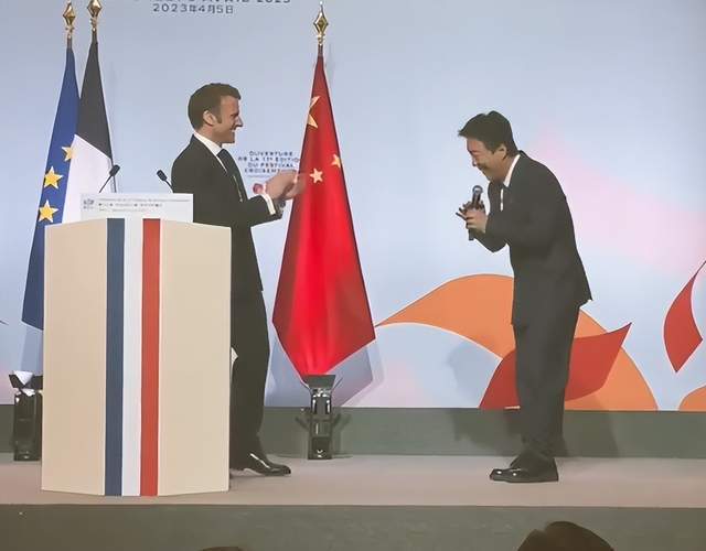 黄渤庾澄庆同台演唱_黄小蕾黄渤_马克龙与黄渤同台