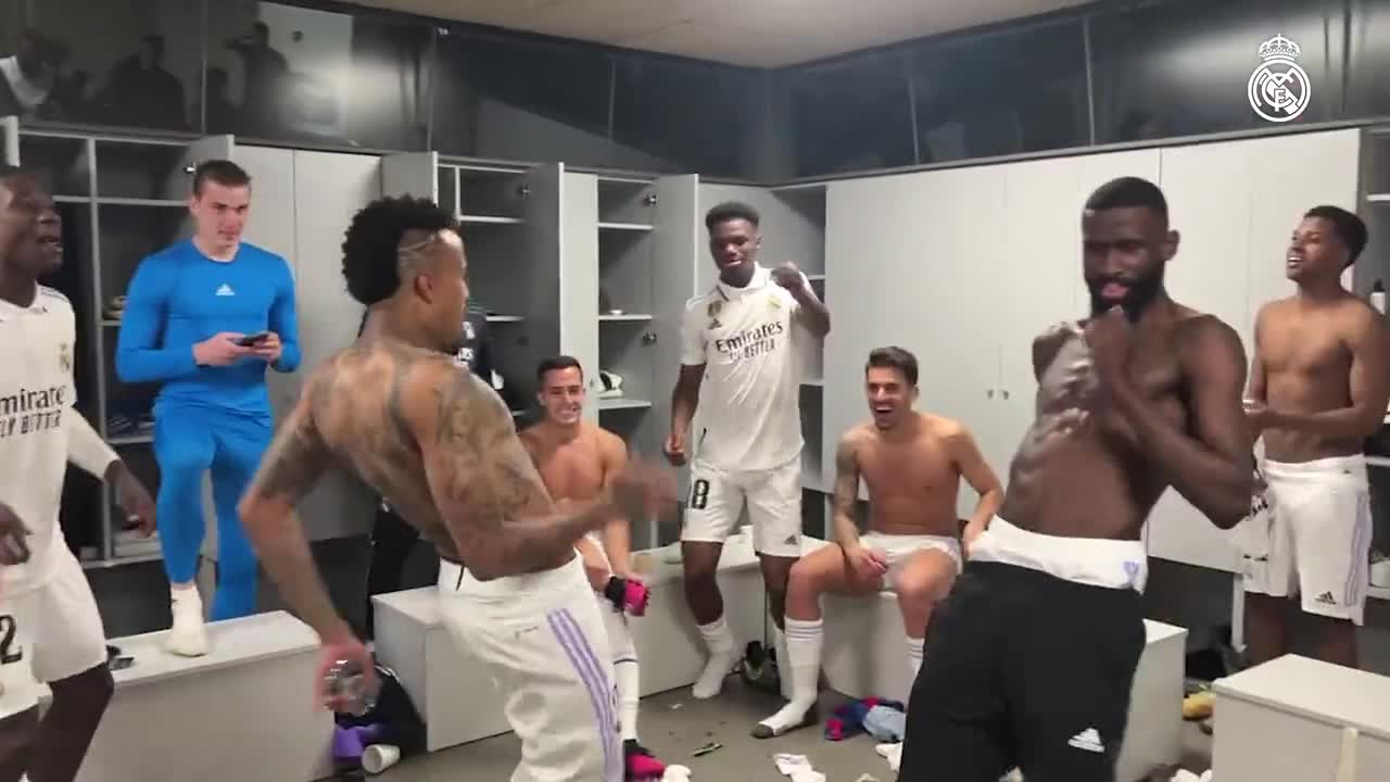 客场4-0狂胜巴萨 皇马更衣室激情狂欢